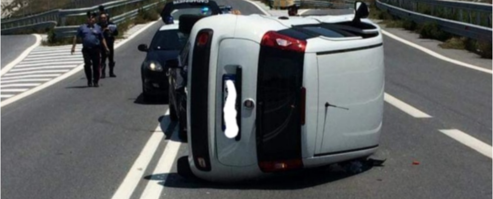Terribile incidente sulla nuova S.S. 106 all’uscita di Gioiosa Est, auto si ribalta