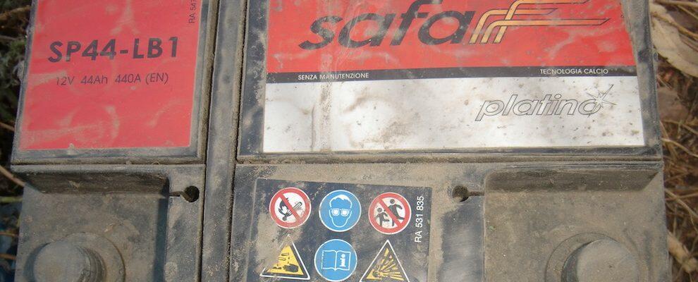 Incivili Abbandonano Batteria Per Auto A Locri Ciavula