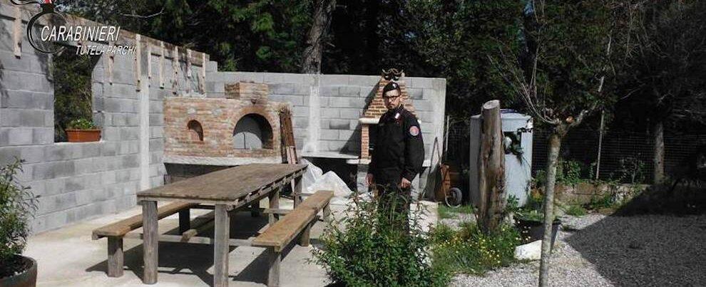 Costruisce una casa abusiva con forno e barbecue in pieno parco d’Aspromonte. Denunciato