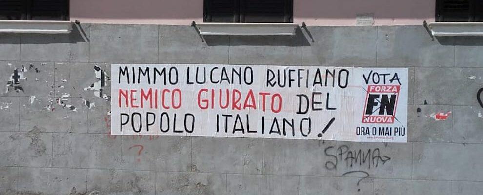 Al tribunale di Crotone striscione contro Lucano. Dove sono digos e pompieri sempre pronti a eliminare quelli contro Salvini?