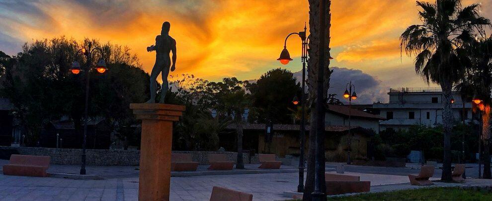 E il cielo si colora sopra il lungomare di Caulonia