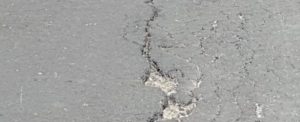 Segnalazione da Focà: “Strada recentemente asfaltata già in pessime condizioni” item-thumbnail