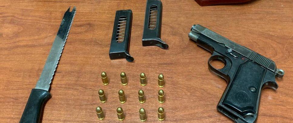 Litiga con il nipote minacciandolo con coltello e pistola