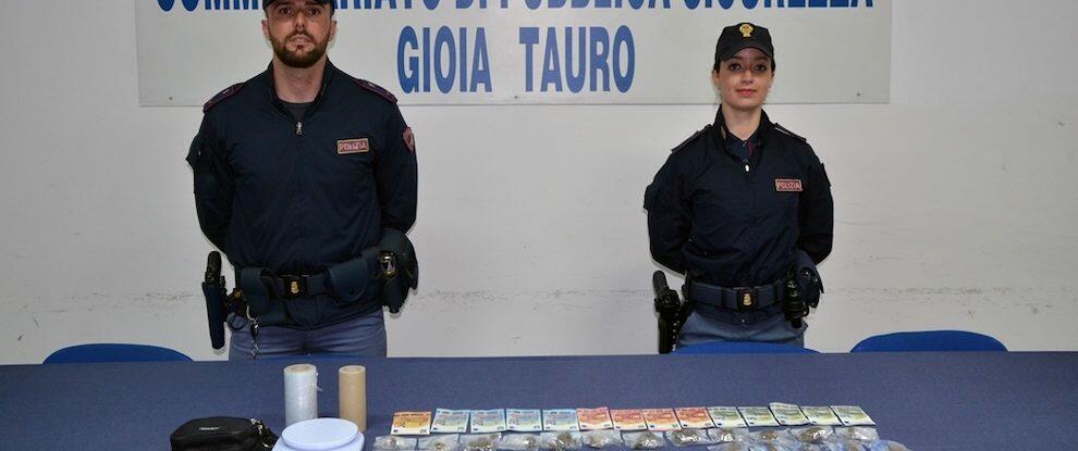 Sorpreso in auto con 23 dosi di cocaina e marijuana