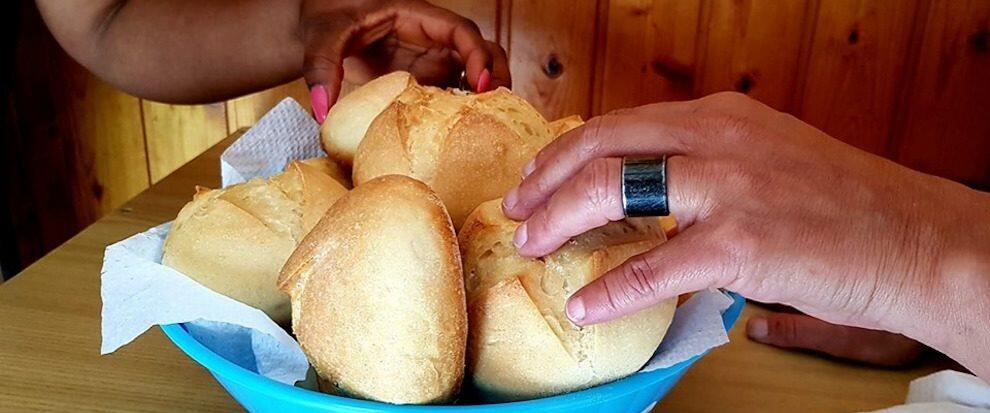 Foto del giorno: condivisione del pane con donne e uomini ospiti dello Sprar di Gioiosa