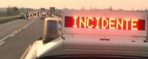 Incidente lungo la S.S. 106: auto finisce sotto un camion, soccorsa una donna incinta item-thumbnail
