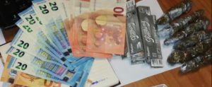 Spacciava dal balcone di casa, in manette un 36enne item-thumbnail