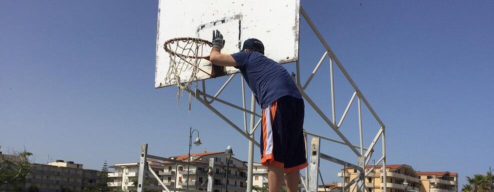 Rinasce il campo da basket del lungomare di Caulonia grazie a Guido e Nicola