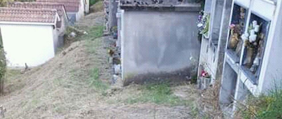 Lettrice segnala: “Il cimitero di Crochi non è stato pulito dal Comune ma dai cittadini”