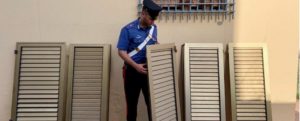 Ruba infissi e tenta la fuga per sfuggire ai carabinieri: preso item-thumbnail