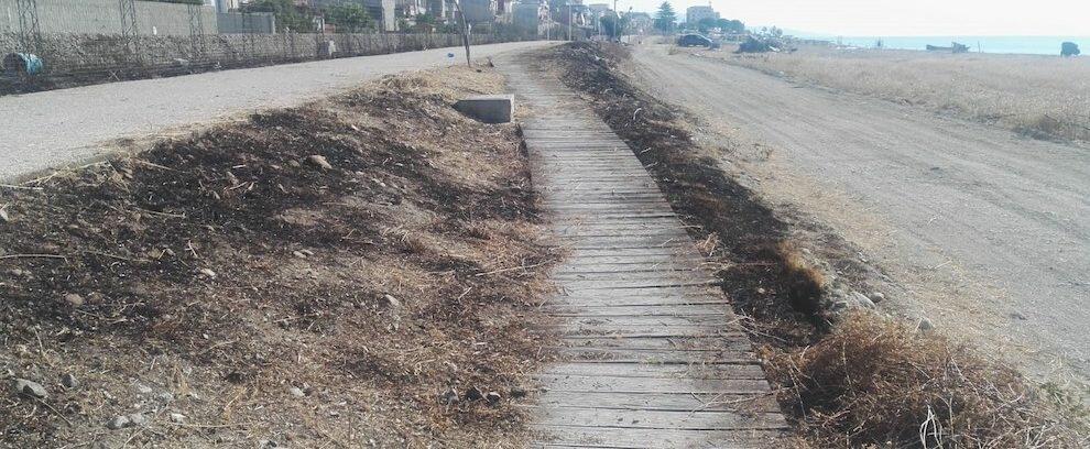 Incendio lungo la pista ciclabile di Siderno