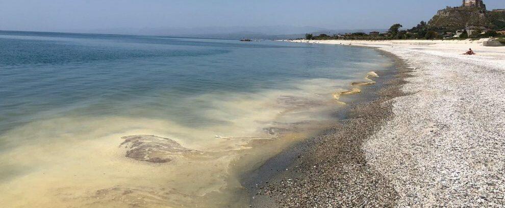 Colorazione gialla lungo la costa jonica, l’Arpacal spiega il perché