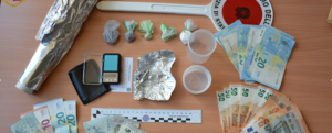 Droga, armi e soldi nascosti in casa: scattano le manette per il padre, figlia e genero item-thumbnail