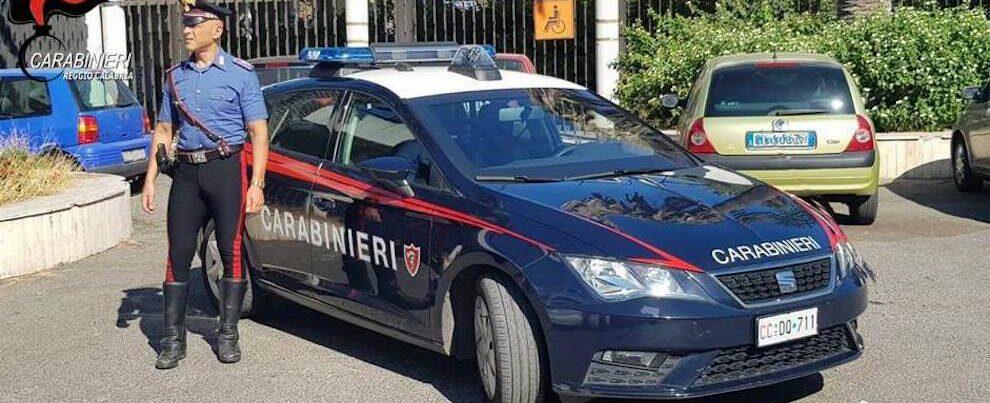 Aggrediscono un giovane con una spranga di ferro e lo rapinano: due arresti