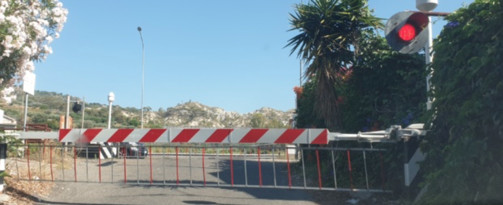 Roccella, passaggio a livello chiuso per 25 minuti. Proteste degli automobilisti fermi sotto il sole