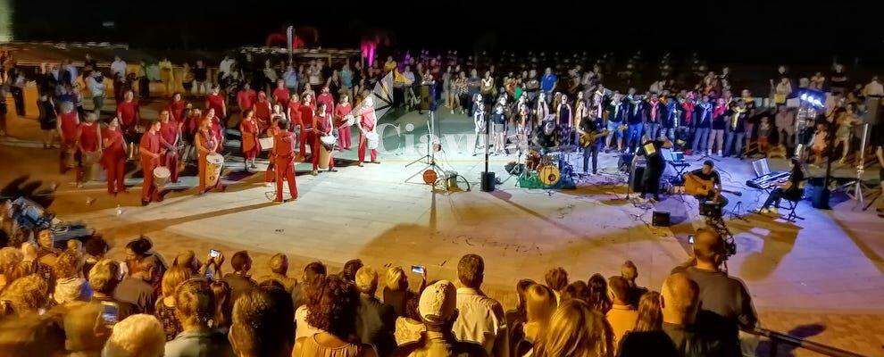 Foto del giorno: Il lungomare di Caulonia rimbomba dei “Suoni della Terra”