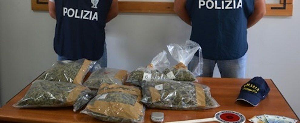 Sorpresi in un garage con oltre 2kg di marijuana, due arresti