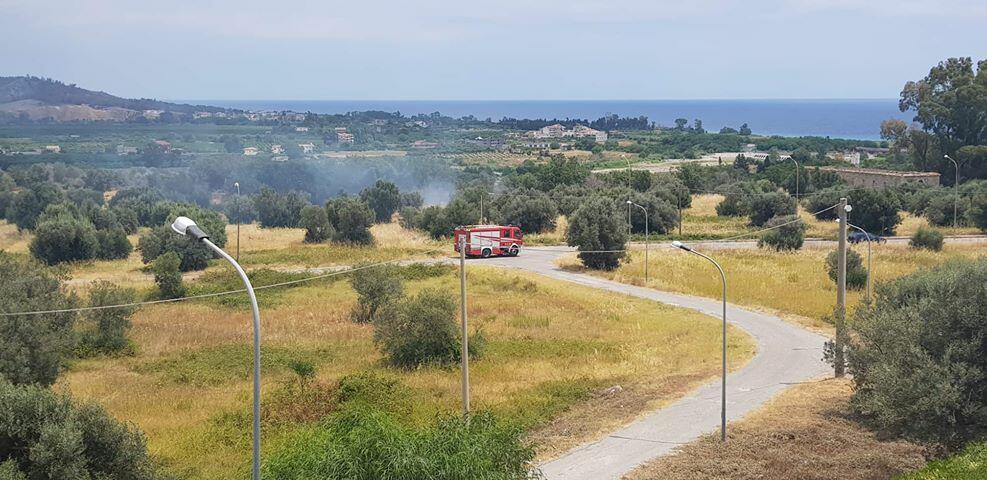 Incendio a Caulonia marina spento dai vigili del fuoco