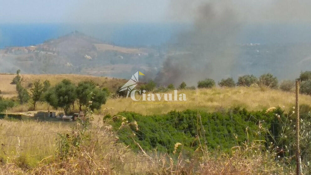 Vasto incendio nel territorio di Placanica, fuoco vicino alle case