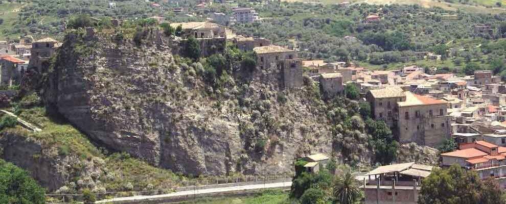 Pericolosità della rupe del castello di Gioiosa: la minoranza interroga l’amministrazione
