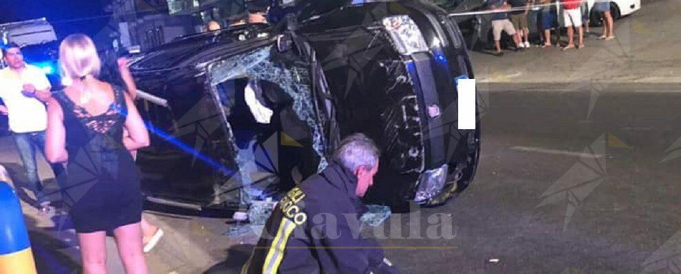 Incidente nella notte sulla S.S. 106, auto si ribalta