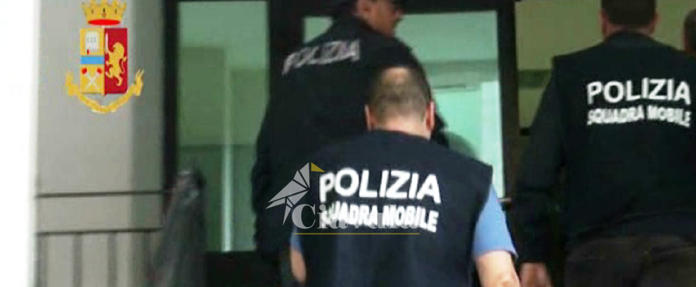 Arrestato per aver maltrattato la moglie: le aveva persino bruciato la casa