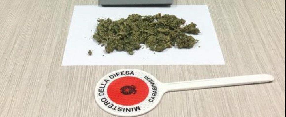 Sorpreso in casa con 35 grammi di marijuana, 47enne ai domiciliari