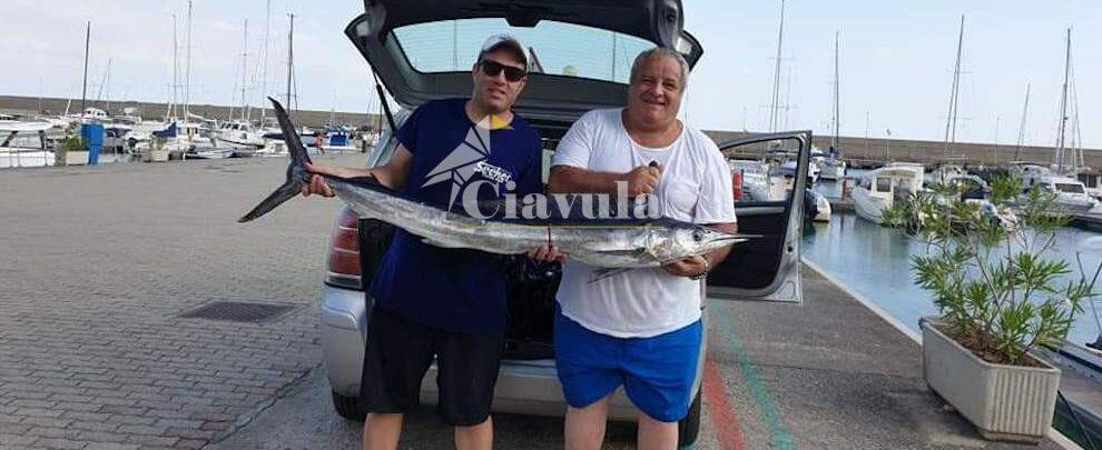 Foto del giorno: padre e figlio cauloniesi pescano un’incredibile Aguglia Imperiale