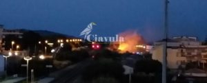 Incendio a Caulonia marina vicino ai binari della ferrovia item-thumbnail