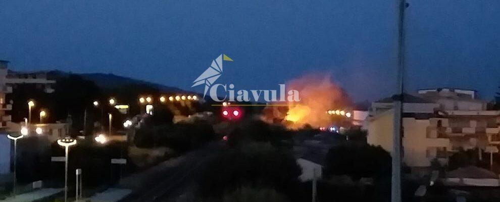 Incendio a Caulonia marina vicino ai binari della ferrovia