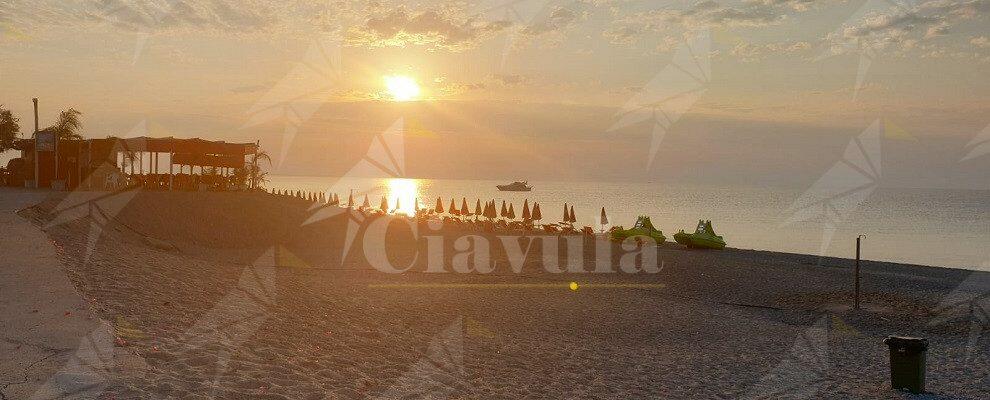 Foto del giorno: l’alba vista dalla spiaggia di Caulonia