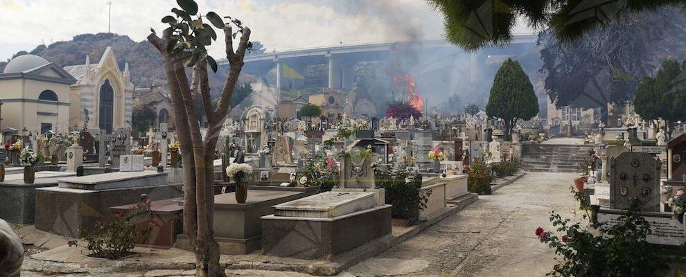 Brucia il cimitero di Roccella Jonica – video