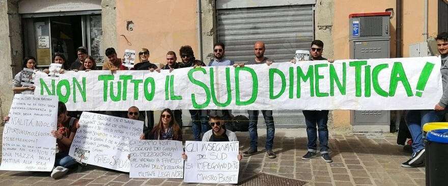 Salvini contestato anche a La Spezia e Castelvolturno. Gli gridano “buffone” e “pagliaccio”