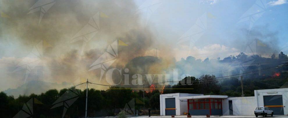 Continua a espandersi l’incendio a Roccella Jonica – video