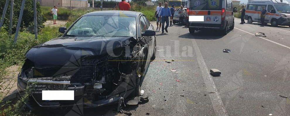 Grave incidente tra due auto sulla S.S. 106, diversi i feriti: necessario l’elisoccorso