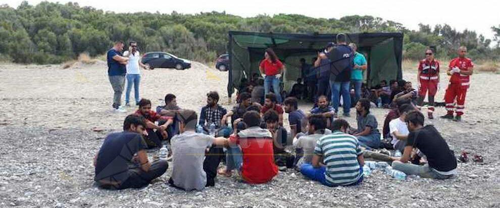 Individuati e arrestati i presunti scafisti dello sbarco dei 57 migranti in Calabria