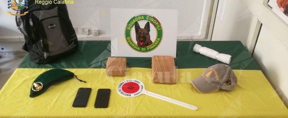 Nasconde zaino con 2kg di cocaina all’interno dei bagni del terminal degli aliscafi, arrestato un corriere