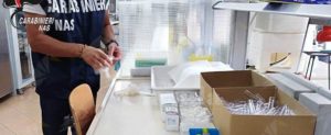 Effettuava i prelievi del sangue senza essere abilitato. Denunciato insieme ai dirigenti di un laboratorio analisi item-thumbnail