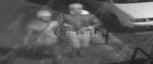 Lo aggrediscono alle spalle rubandogli telefono e contanti. Rintracciati i due rapinatori grazie alle telecamere item-thumbnail