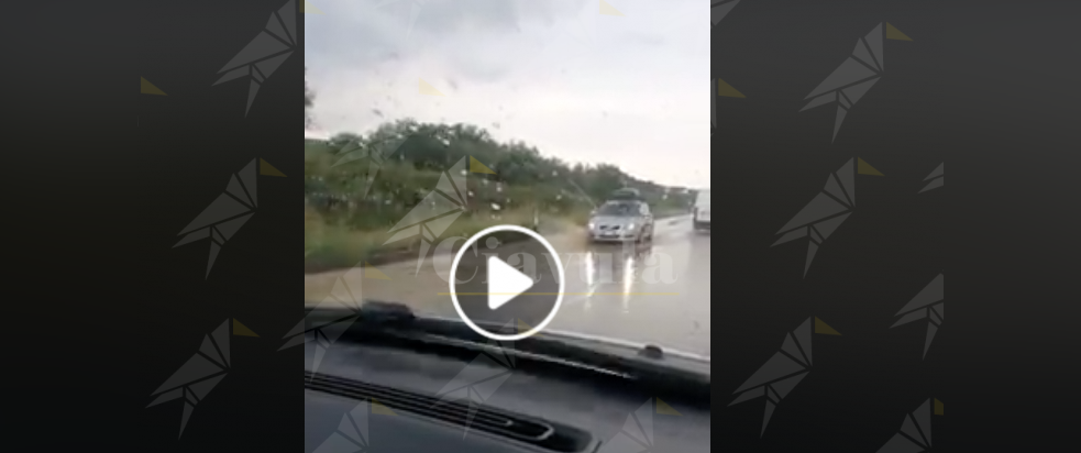 Un po’ di pioggia e alcune strade calabresi diventano un fiume – video