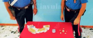 I carabinieri li fermano e loro gettano 35 grammi di eroina dal finestrino. Ma vengono arrestati item-thumbnail
