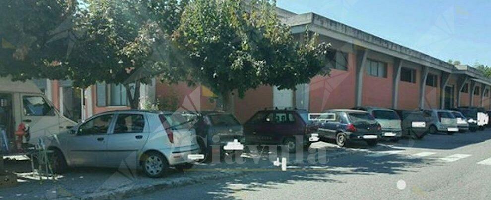 A Caulonia i marciapiedi diventano parcheggi