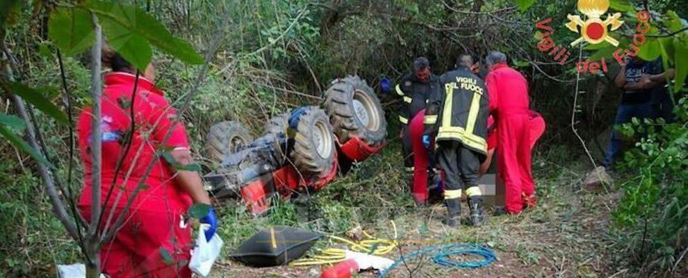 Trattore si ribalta, morto sul colpo un 54enne