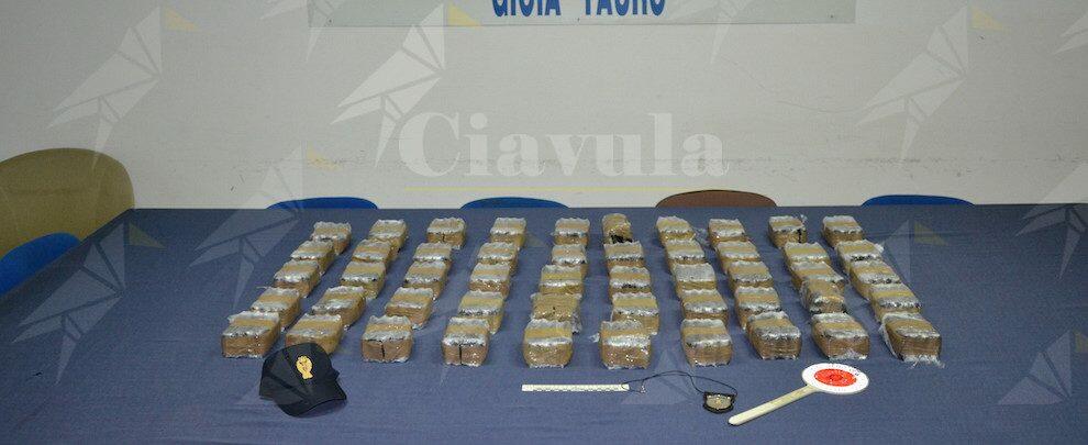 Fermati sulla A2 con 50kg di hashish, due arresti