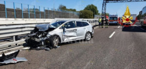 Scontro tra un’automobile e un mezzo pesante. Il conducente dell’auto incastrato nell’abitacolo item-thumbnail