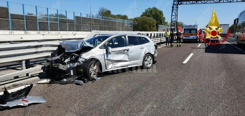 Scontro tra un’automobile e un mezzo pesante. Il conducente dell’auto incastrato nell’abitacolo