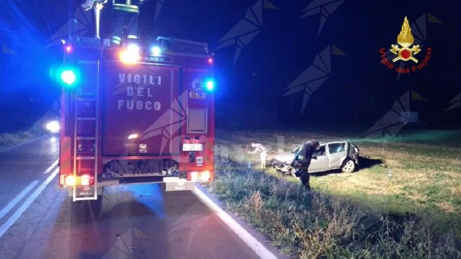 Finisce fuori strada con l’auto, è grave