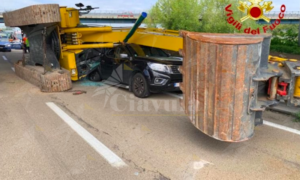 Camion in autostrada perde una ruspa che schiaccia un’auto item-thumbnail
