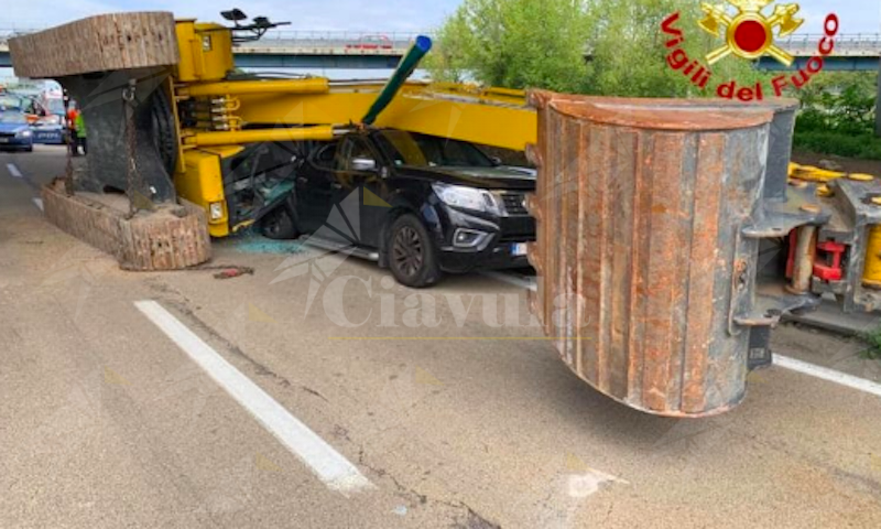 Camion in autostrada perde una ruspa che schiaccia un’auto