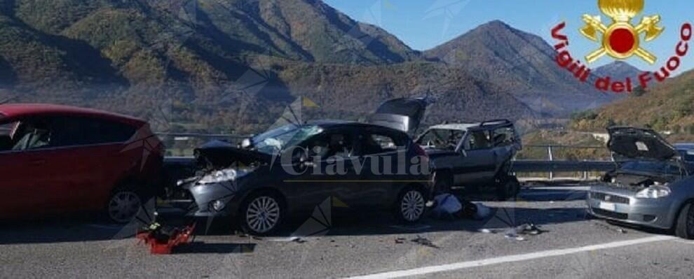 Soccorrono automobilista in panne sulla statale ma muoiono investiti e scagliati giù dal viadotto